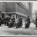 De motorpolitie arriveert voor het stadshuis in Amsterdam bij de opening van de nieuwe politiekazerne, 2 juli 1941.