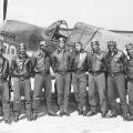 Acht mannen uit de Tuskegee Airmen, ca. mei 1942 - augustus 1943, onbekende locatie (mogelijk zuid-Italië of Noord-Afrika).