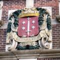 Het Haarlemse stadswapen op een gevelsteen