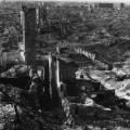 Warschau in puin na de Duitse bombardementen op de ghetto, 1945. Bron: Wikimedia Commons.