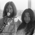 De Japanse Yoko Ono werd niet alleen bekend als activist en feminist, maar ook als de vrouw van de legendarische John Lennon