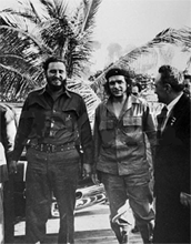 Mikojan (rechts) met Castro en Che Guevara
