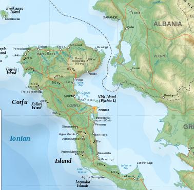 De Straat van Korfoe tussen het Griekse eiland Korfoe (links) en Albanië
