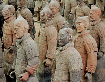 Qin Shi Huangdi liet het Terracottaleger bouwen om hem te vergezellen in het naleven. Toen het project klaar was werden alle arbeiders die mee hadden geholpen levend begraven in het ondergrondse paleis, zodat geen van hen ooit de geheimen kon openbaren
