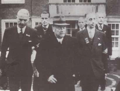 De arrestatie van NSBleider Anton Mussert bij Korte Vijverberg 3, op 7 mei1 1945